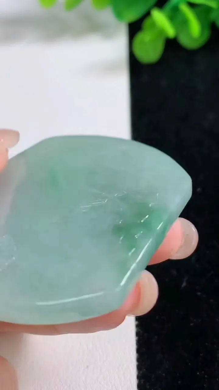 天然A货翡翠山水牌吊坠，尺寸51-44.7-5.4，重量:30.89g
8月14日