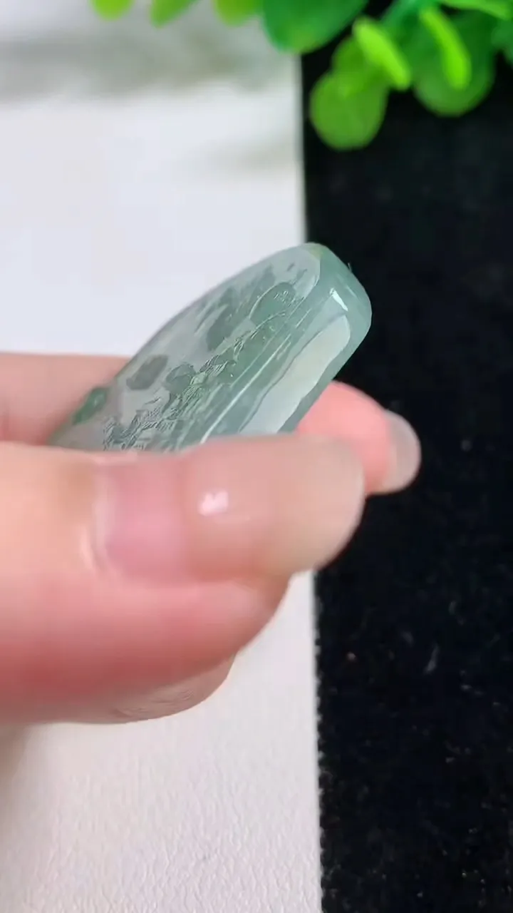 天然A货翡翠山水牌吊坠，尺寸51-44.7-5.4，重量:30.89g
8月14日