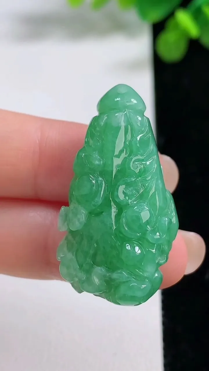 天然A货翡翠白菜吊坠，尺寸35.7-18-12.2，重量:12.84g
8月14日