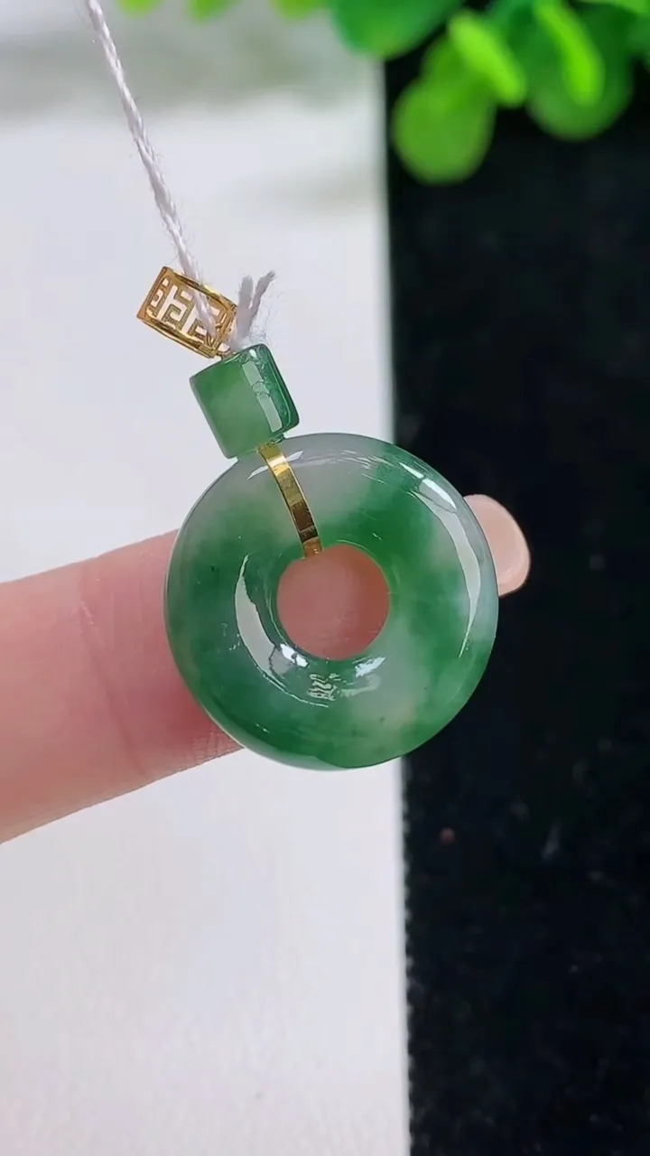 天然A货翡翠平安环吊坠，尺寸17.7-4.3，重量:3.14g
8月14日