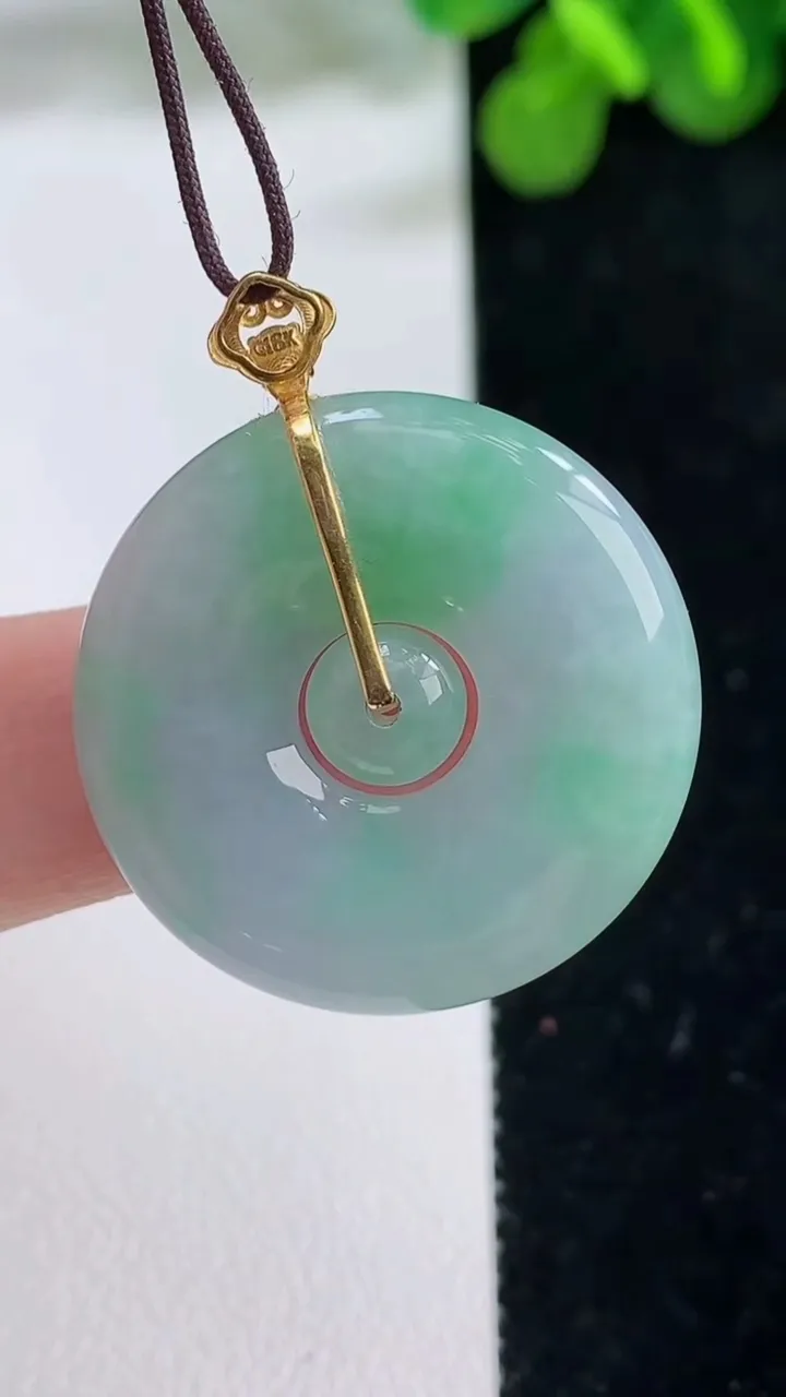 天然A货翡翠母子平安扣吊坠，尺寸26.8-4.8，重量:8.30g
8月14日