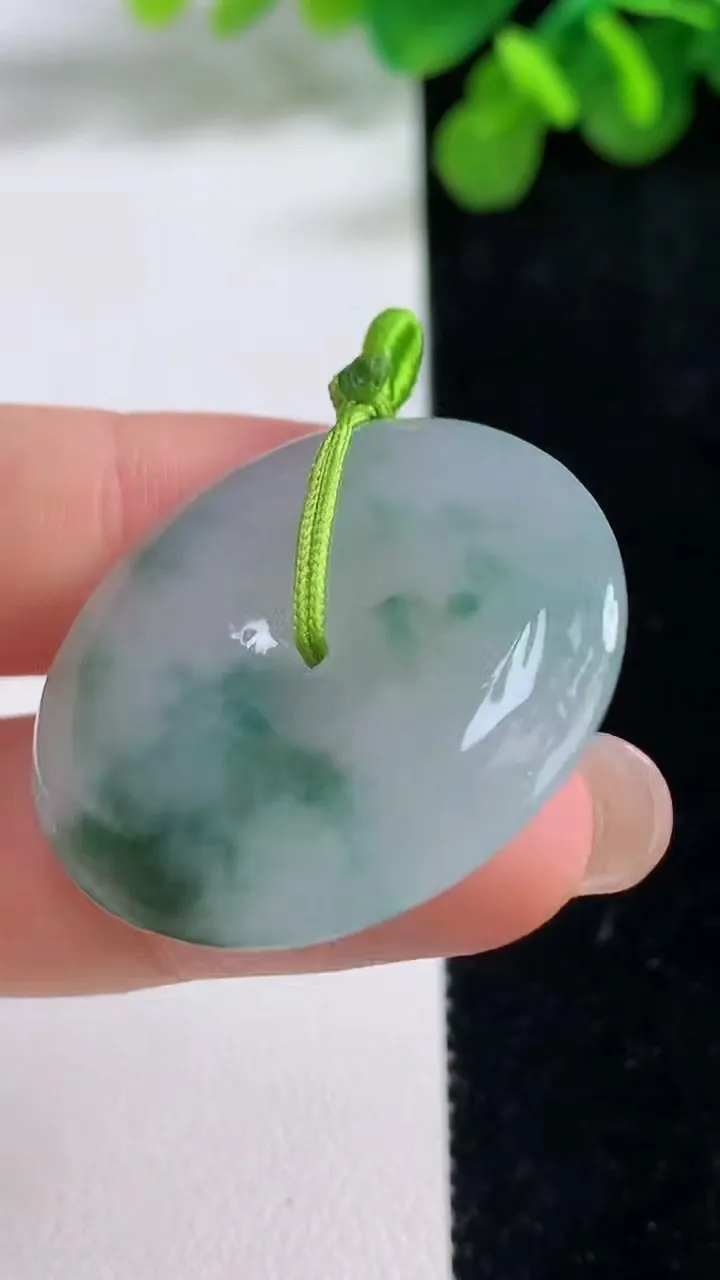 天然A货翡翠飘花平安扣吊坠，尺寸32-5.7，重量:12.15g
8月14日