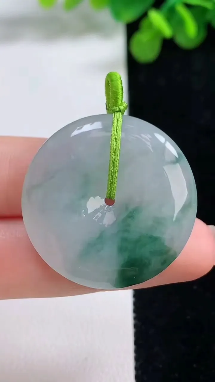 天然A货翡翠飘花平安扣吊坠，尺寸32-5.7，重量:12.15g
8月14日