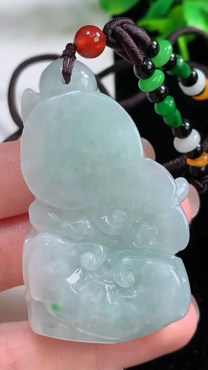 天然A货翡翠梅花鹿吊坠，尺寸 56.8-33.5-13，重: 43.20g
8月14日