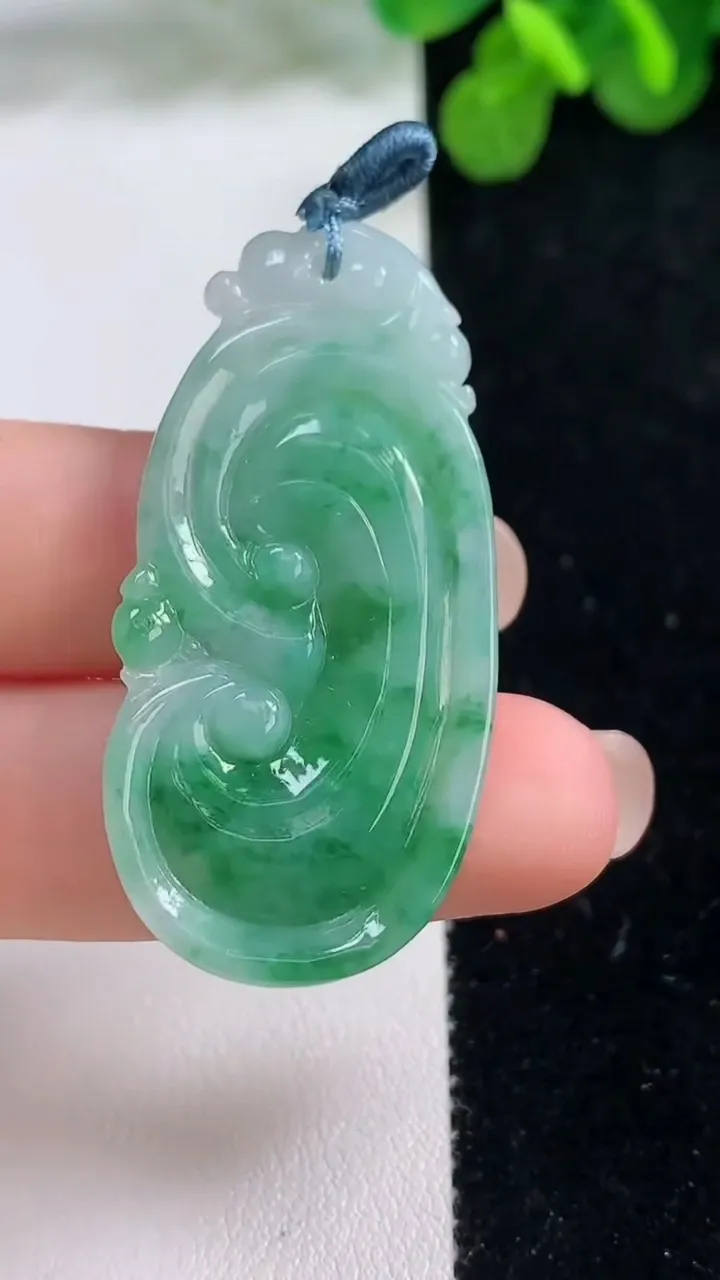 天然A货翡翠如意吊坠，尺寸45-21-5.3，重量:9.60g
8月14日