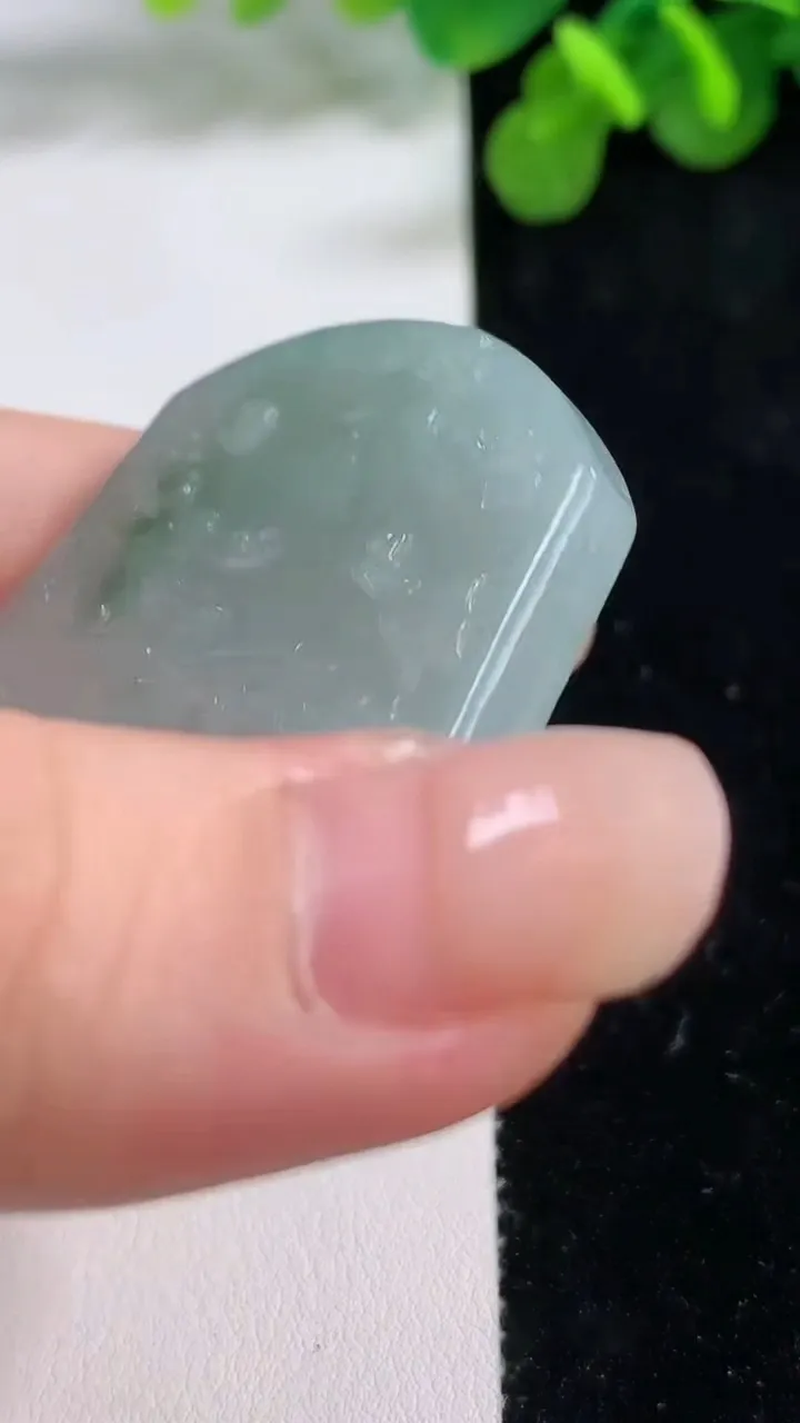 天然A货翡翠山水牌吊坠，尺寸51-44-5.3，重量:30.45g
8月14日