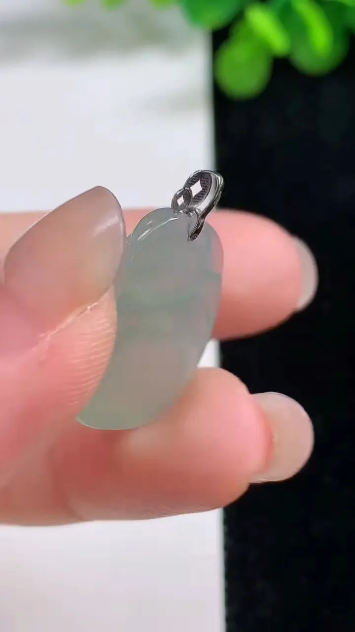 天然A货翡翠佛公吊坠，尺寸21-16-5.4，重量:3.19g
8月14日
