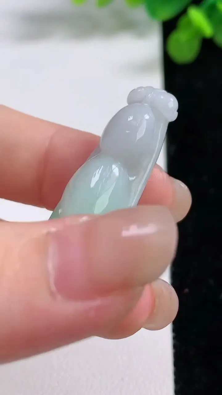 天然A货翡翠福豆吊坠，尺寸44.4-14.7-9.2，重量:9.31g
8月14日