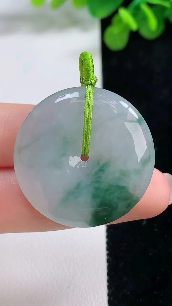 天然A货翡翠飘花平安扣吊坠，尺寸32-5.7，重量:12.15g
8月14日