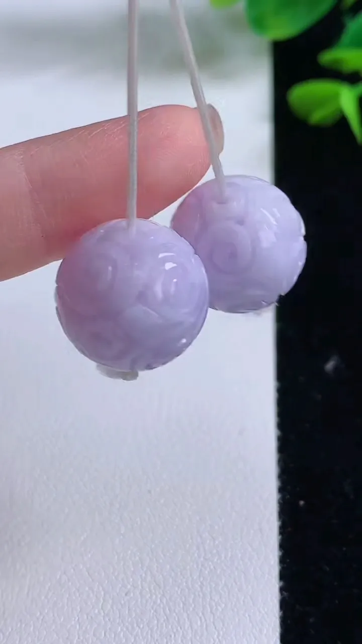 天然A货翡翠紫罗兰雕花圆珠吊坠一对，尺寸15.2，重量:11.69g
8月15日