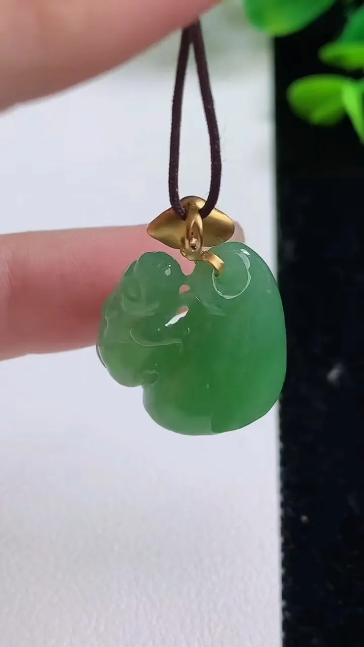 天然A货翡翠莲蓬吊坠，尺寸18.4-17.6-11.2，重量:5.81g
8月15日