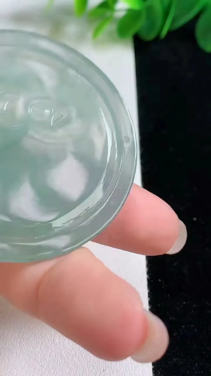 天然A货翡翠一念之间吊坠，尺寸50-4.8，重:23.95g
8月15日