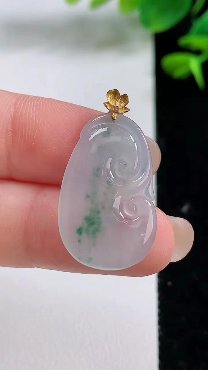 天然A货翡翠18k金飘花如意吊坠，尺寸25.7-16-2.3，重量:2.29g
8月15日