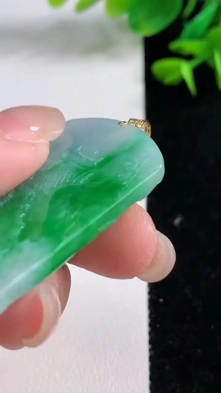 天然A货翡翠山水牌吊坠，尺寸47.8-31.5-5.3，重量:19.45g
8月15日