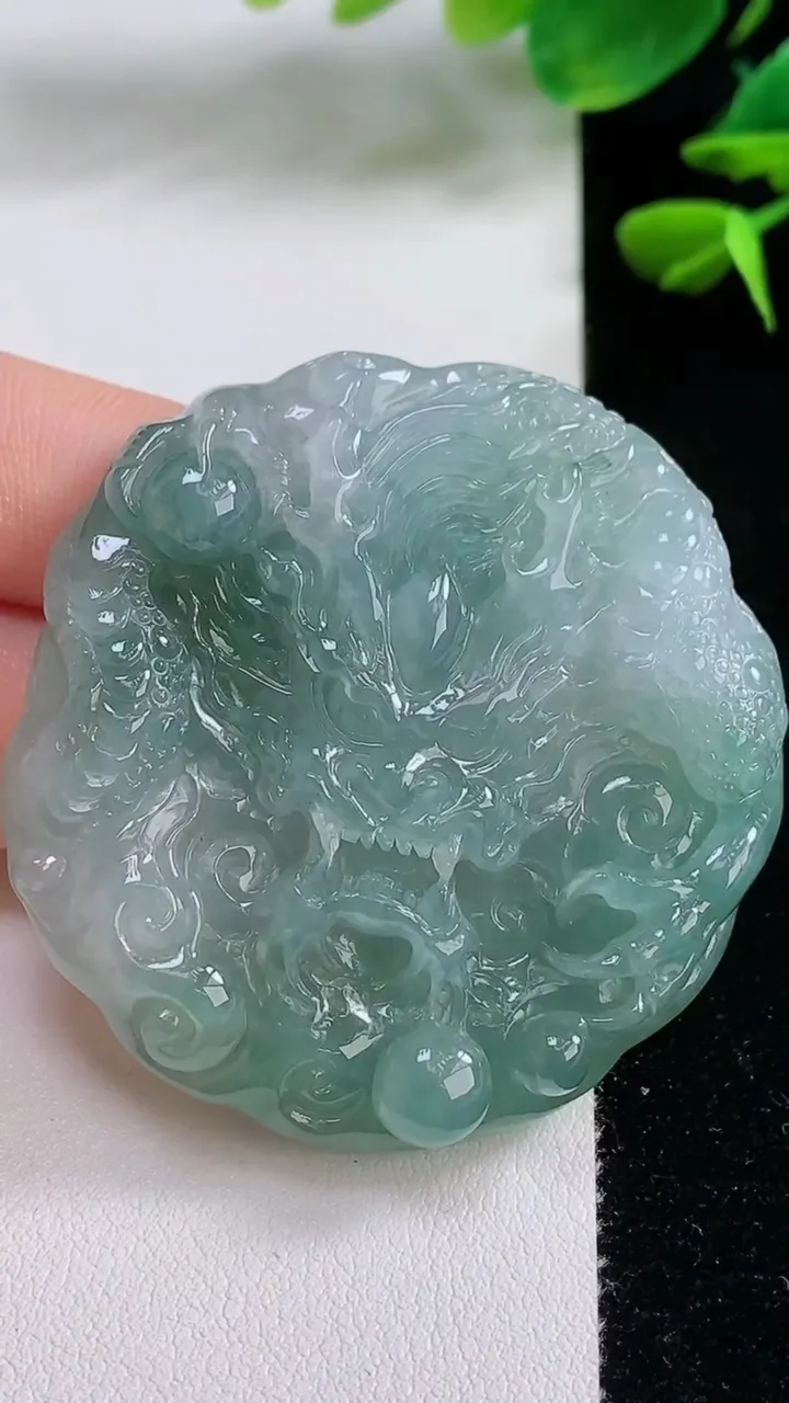 天然A货翡翠飘花龙牌吊坠，尺寸50-48.5-9.7，重量:46.09g
8月15日