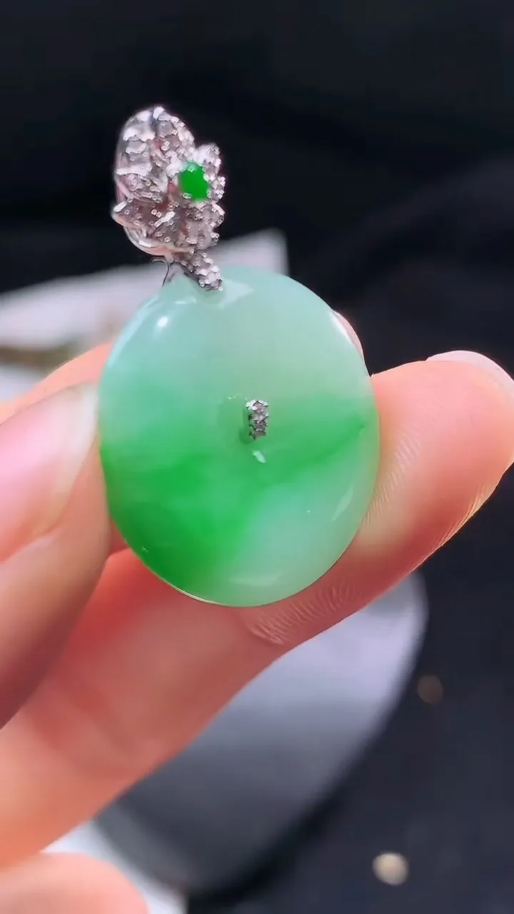 天然A货翡翠平安扣吊坠，尺寸21.3-5.0，重量:5.24g
8月15日