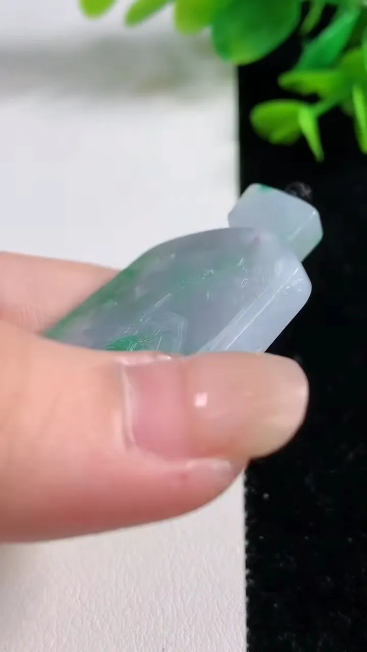 天然A货翡翠山水牌吊坠，尺寸49-37-5，重量:24.71g
8月15日