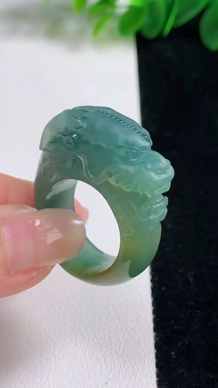 天然A货翡翠蓝水双彩祥龙指环扳指，尺寸19-35.6-11.5，重:15.55g2025年8月15日
工厂直销收藏佳品,种好水足，色泽均匀，有种有色，上手高大气！