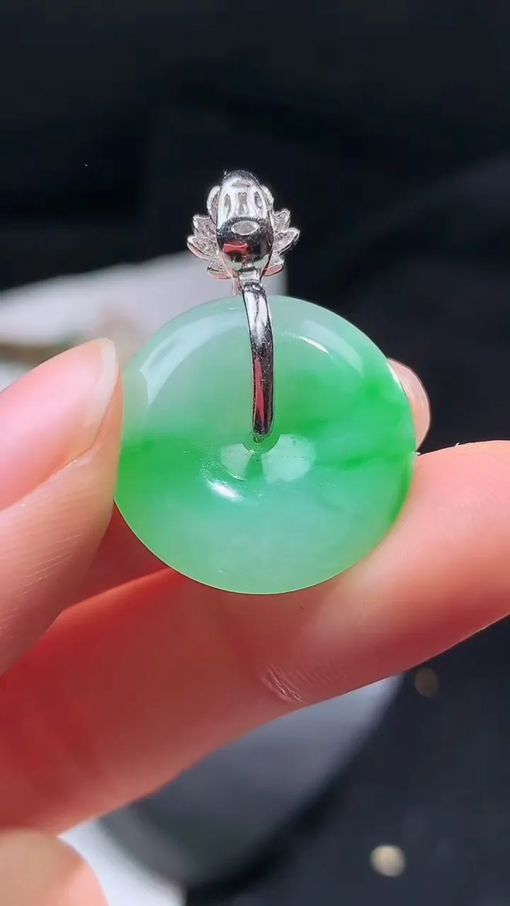 天然A货翡翠平安扣吊坠，尺寸21.3-5.0，重量:5.24g
8月15日