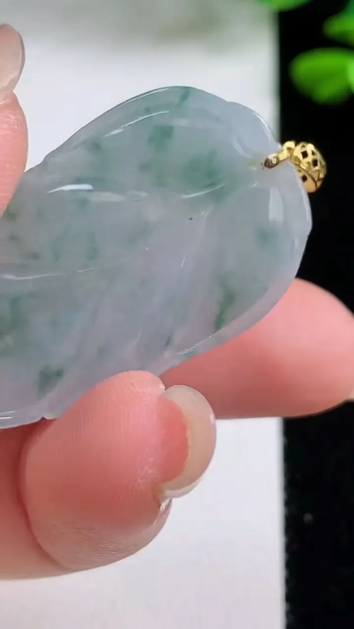 天然A货翡翠18k金飘花金枝玉叶 叶子吊坠，尺寸36.6-21.4-5.6，重量:8.03g
8月15日