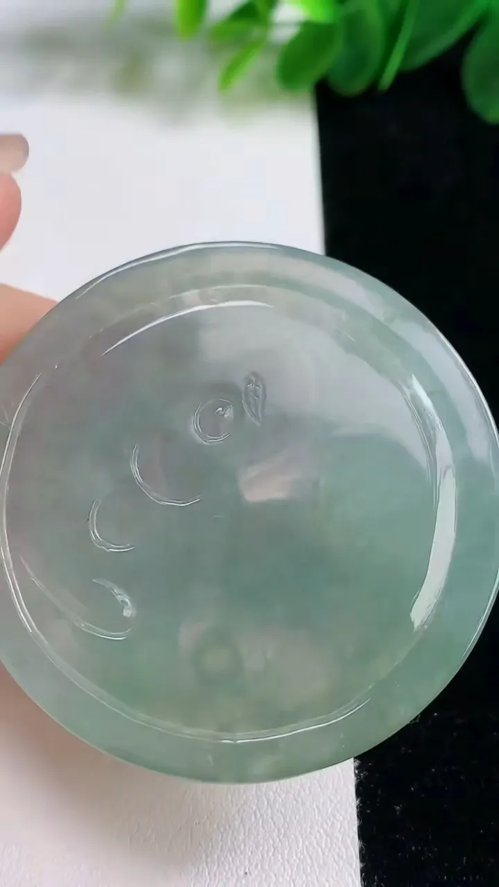 天然A货翡翠一念之间吊坠，尺寸50-4.8，重:23.95g
8月15日