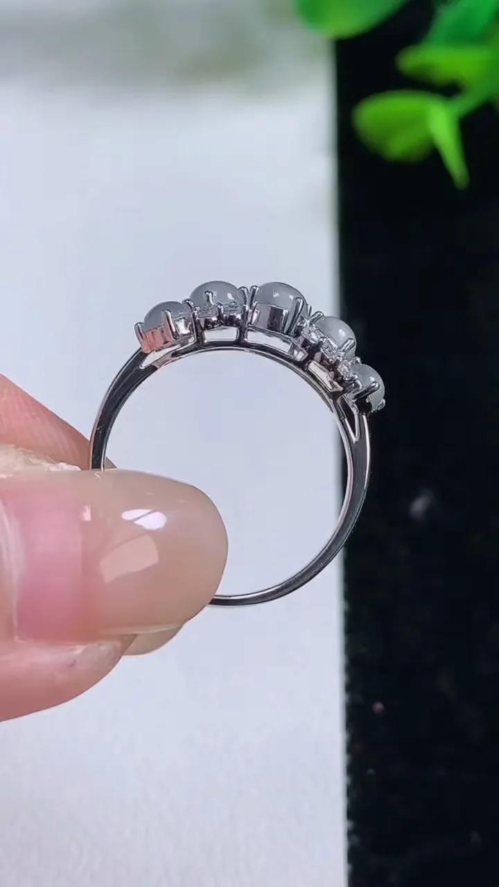 天然A货翡翠种白冰蛋面戒指，尺寸17-3.5，重量:2.07g2025年8月15日
工厂直销收藏佳品,种好水足，色泽均匀，有种有色，上手高大气！