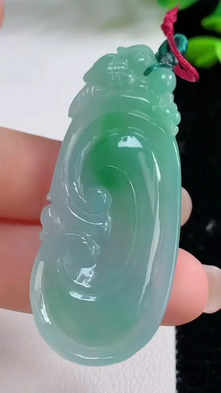 天然A货翡翠如意吊坠，尺寸53.8-22.4-5，重量:11.83g
8月15日