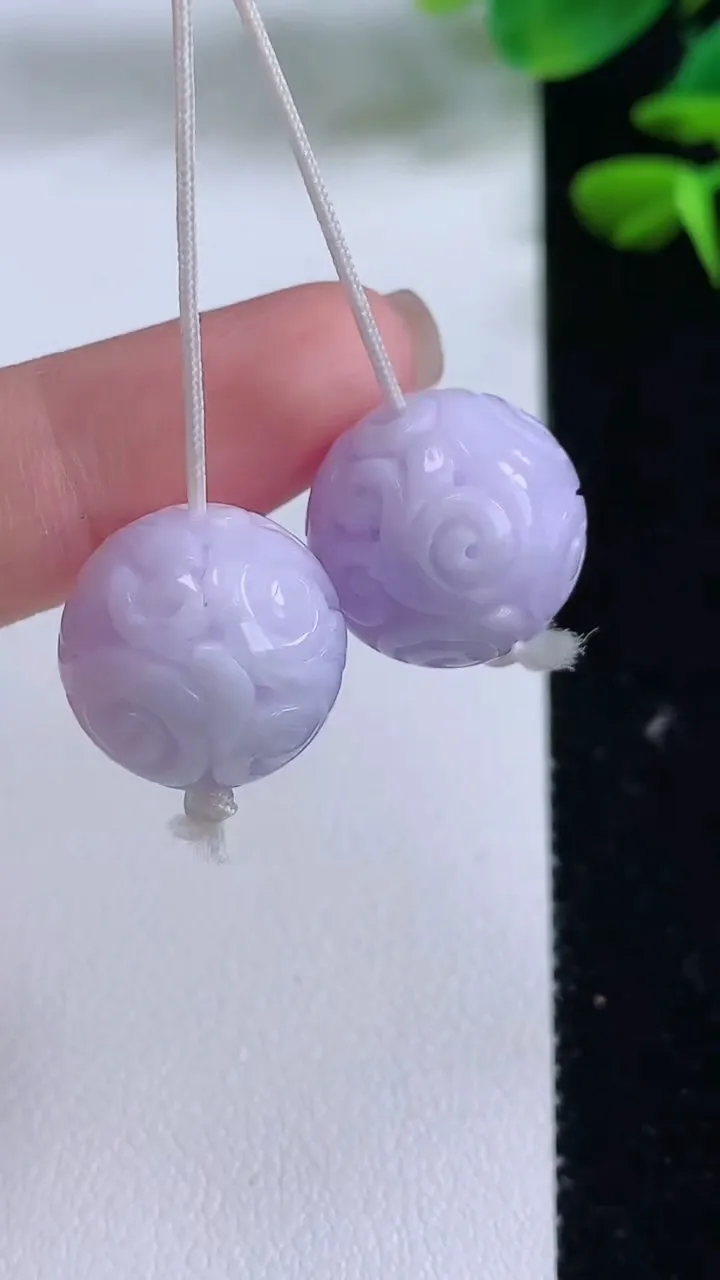 天然A货翡翠紫罗兰雕花圆珠吊坠一对，尺寸15.2，重量:11.69g
8月15日
