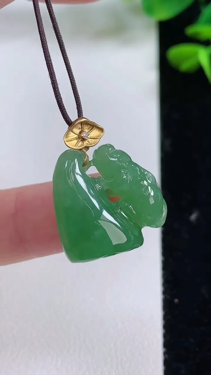 天然A货翡翠莲蓬吊坠，尺寸18.4-17.6-11.2，重量:5.81g
8月15日