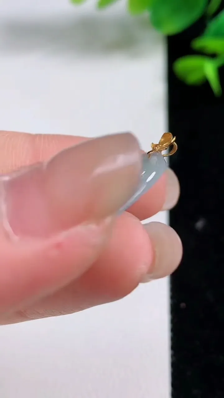 天然A货翡翠18k金飘花如意吊坠，尺寸25.7-16-2.3，重量:2.29g
8月15日