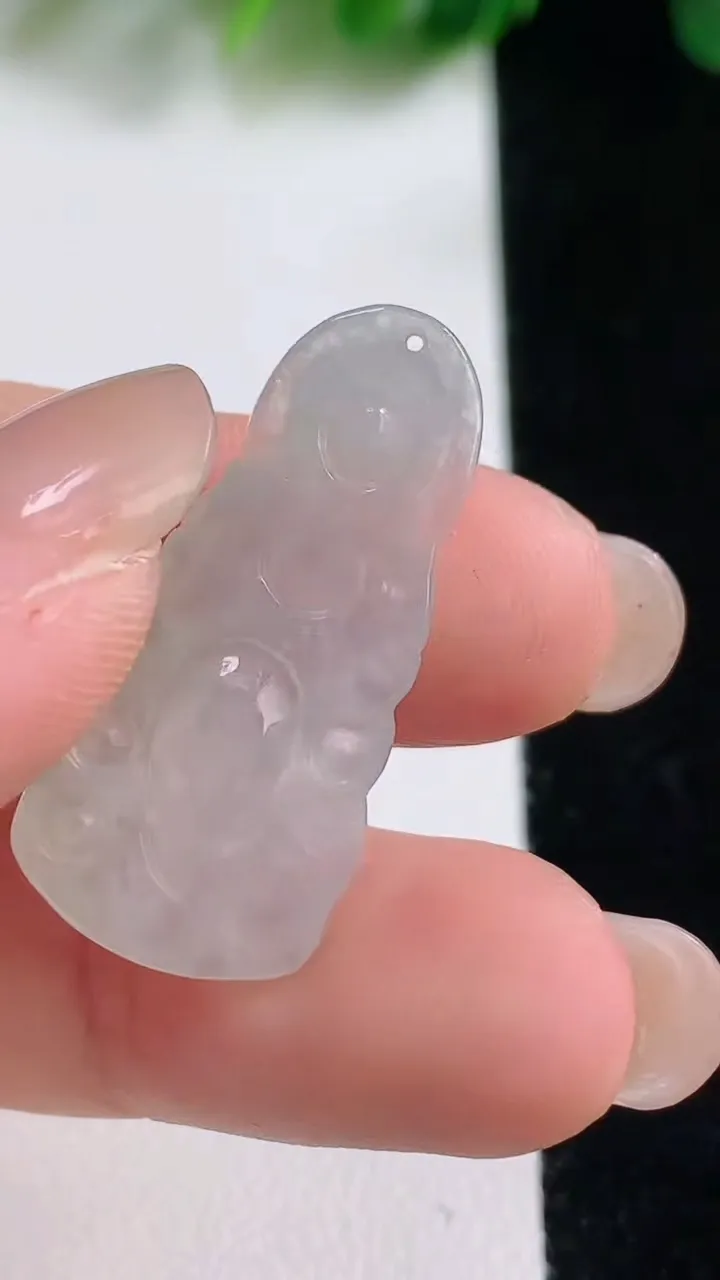 天然A货翡翠观音菩萨吊坠，尺寸30-14.3-3.8，重:3.00g
8月15日