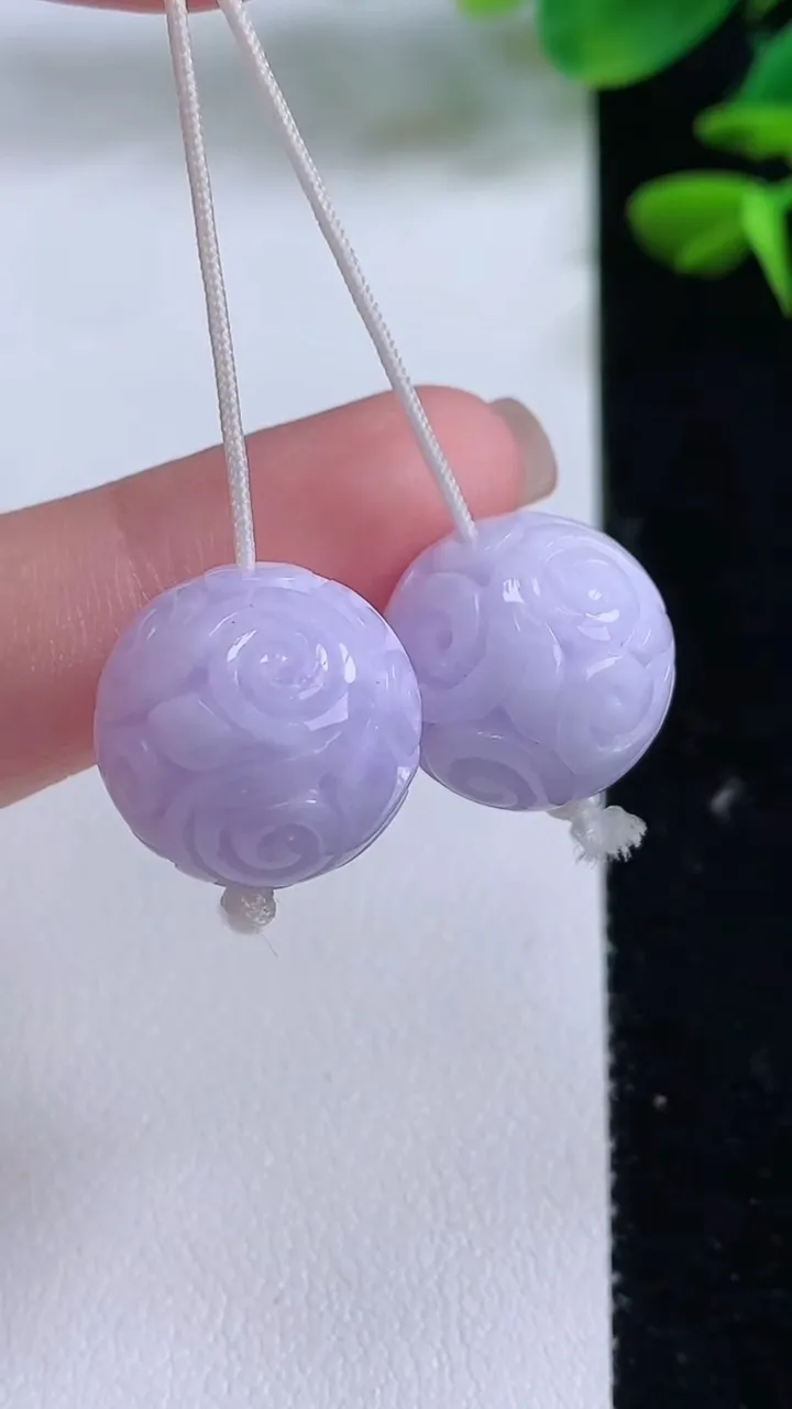 天然A货翡翠紫罗兰雕花圆珠吊坠一对，尺寸15.2，重量:11.69g
8月15日