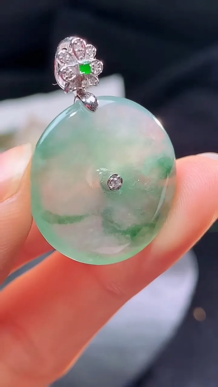 天然A货翡翠平安扣吊坠，尺寸22.9-4.8，重量:5.97g
8月15日
