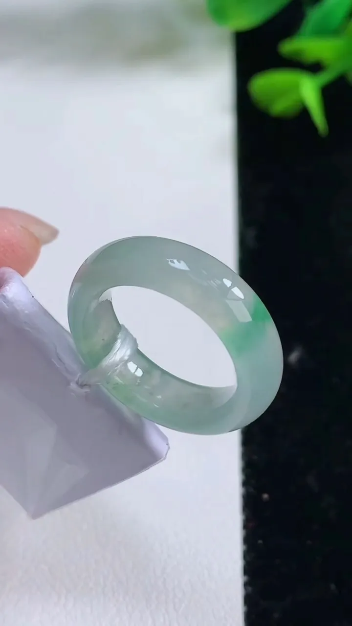 天然A货翡翠戒指指环，尺寸16.7-5.8-3.4，重量:5.07g2025年8月15日
工厂直销收藏佳品,种好水足，色泽均匀，有种有色，上手高大气！