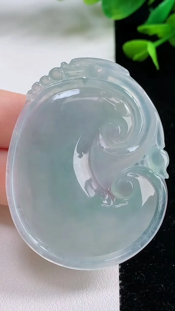 天然A货翡翠如意吊坠，尺寸53-42.2-6，重量:22.54g
8月15日