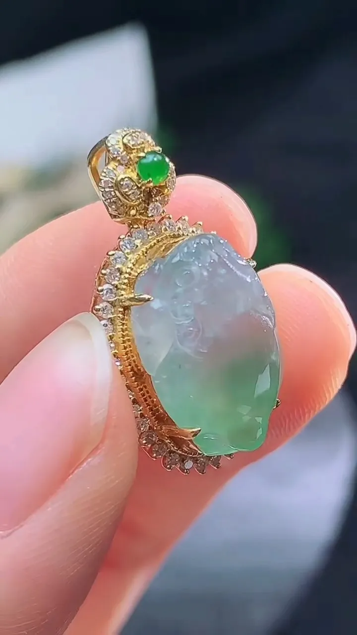 天然A货翡翠金蟾吊坠，尺寸24.6-14.1-10.2，裸石15.3-10.8，重量:3.66g
8