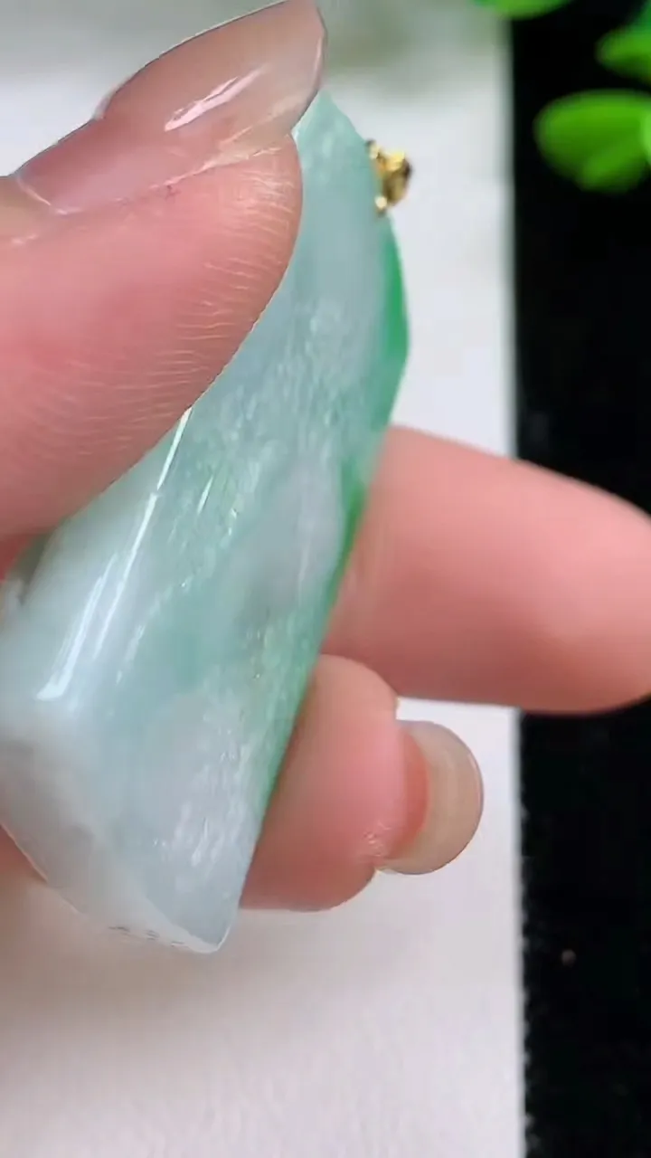 天然A货翡翠山水牌吊坠，尺寸43.8-23.5-8，重量:19.23g
8月15日