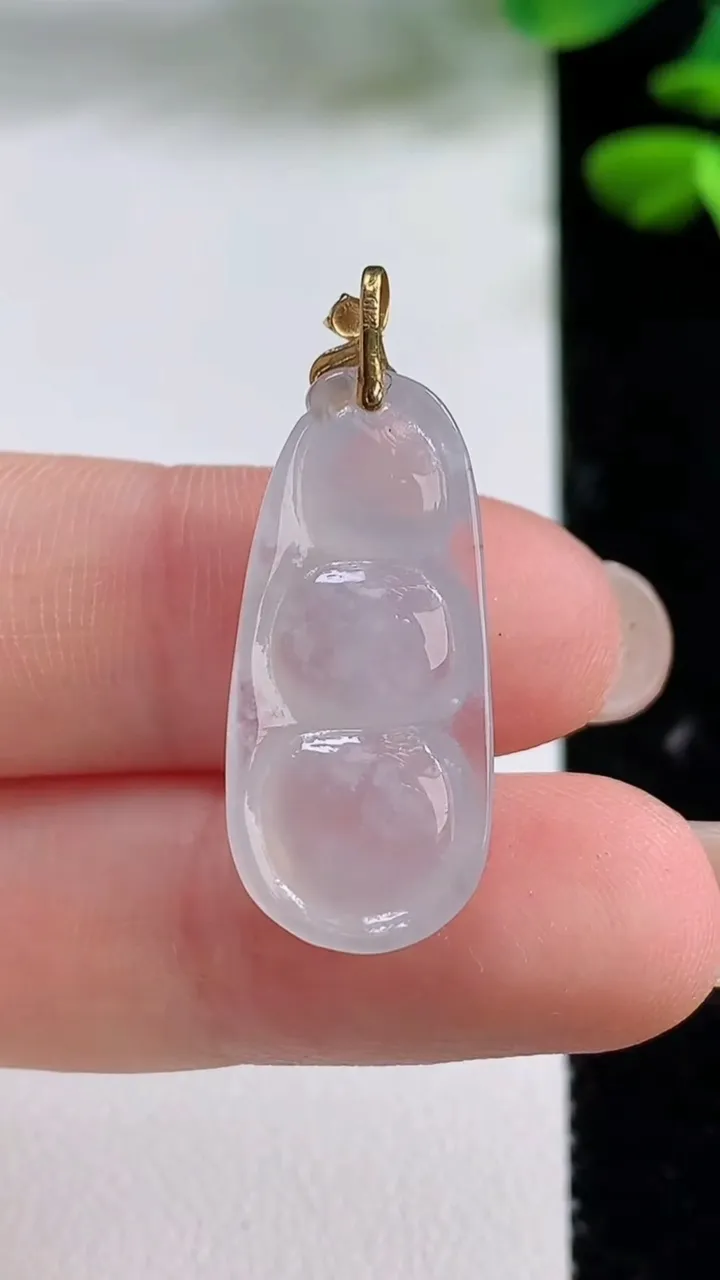 天然A货翡翠种白冰福豆吊坠，尺寸25.6-12.3-6，重量:3.23g
8月15日