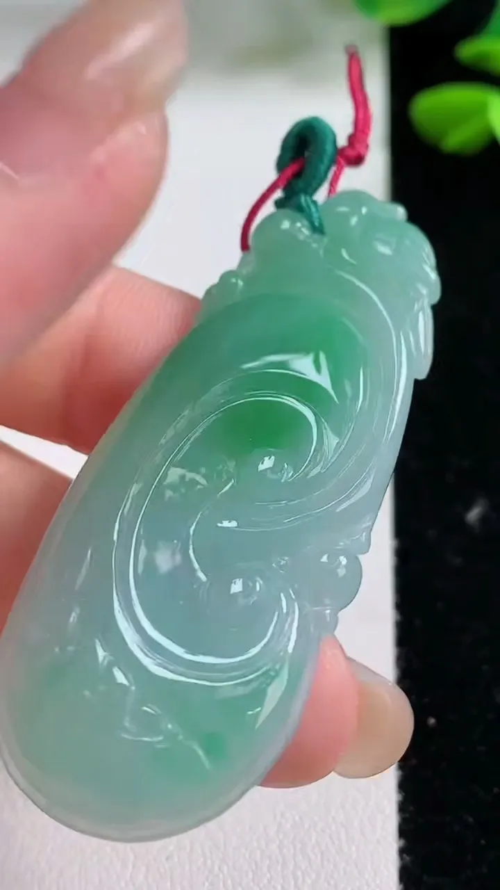 天然A货翡翠如意吊坠，尺寸53.8-22.4-5，重量:11.83g
8月15日