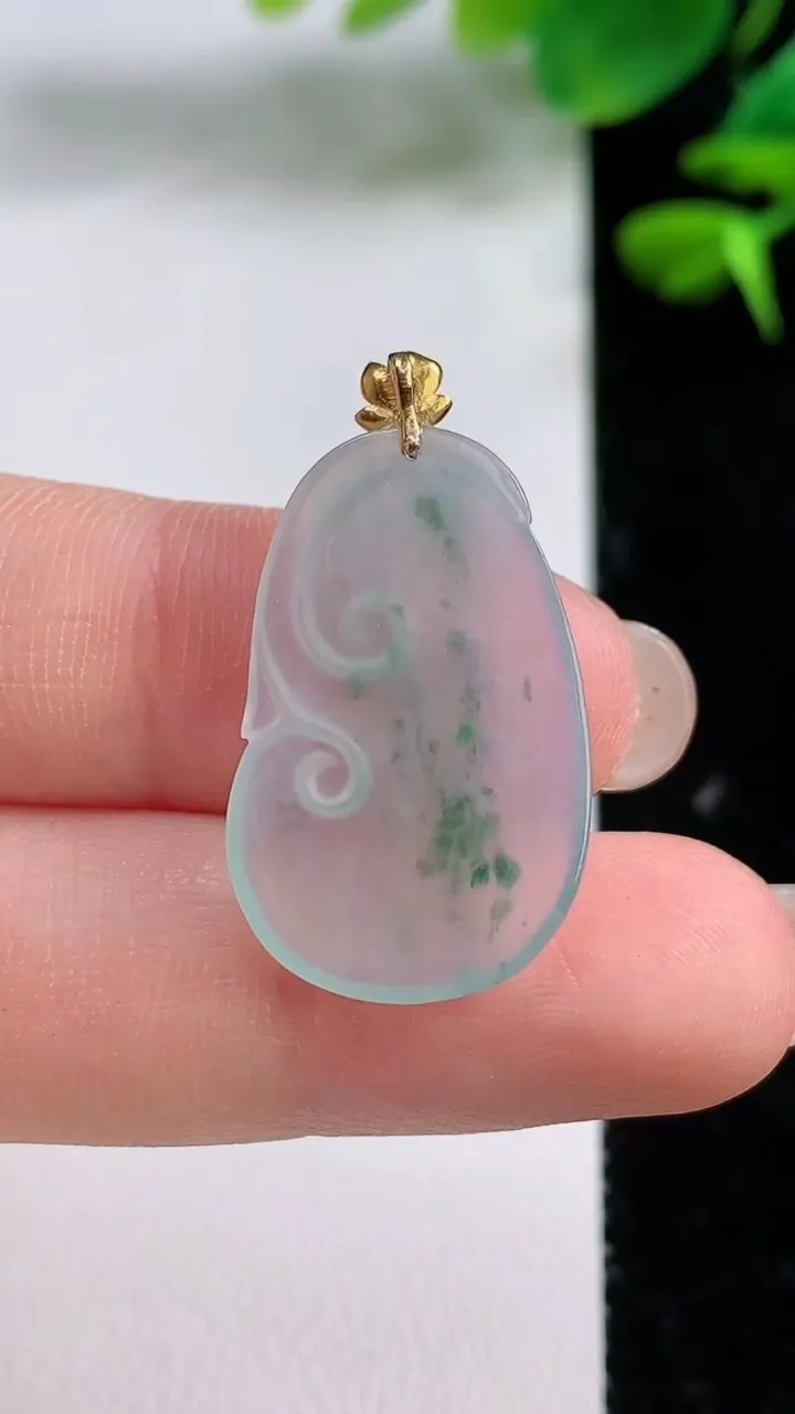 天然A货翡翠18k金飘花如意吊坠，尺寸25.7-16-2.3，重量:2.29g
8月15日