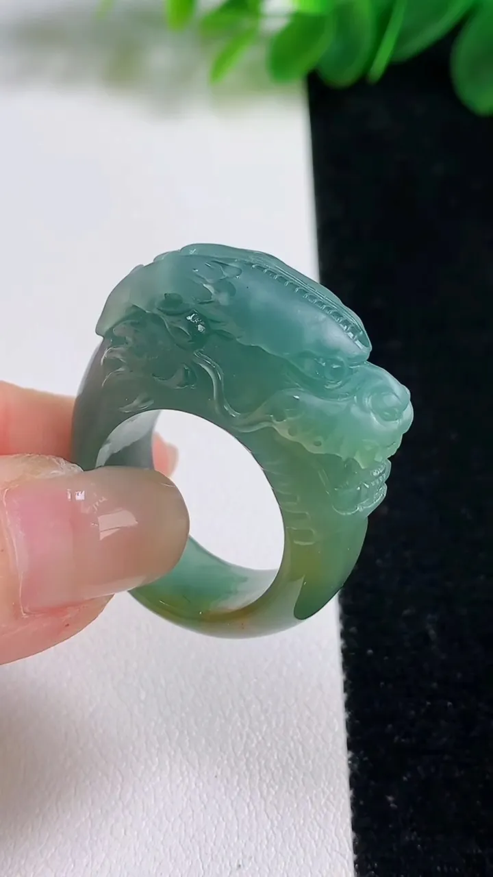 天然A货翡翠蓝水双彩祥龙指环扳指，尺寸19-35.6-11.5，重:15.55g2025年8月15日
工厂直销收藏佳品,种好水足，色泽均匀，有种有色，上手高大气！