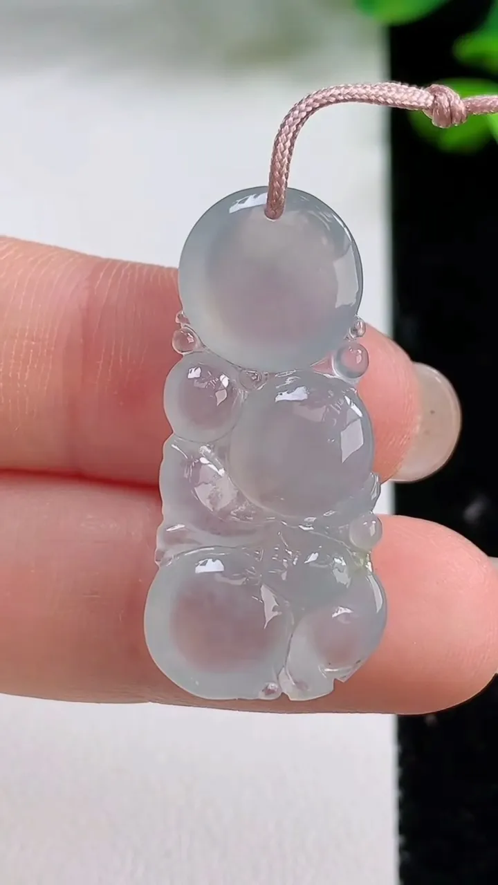 天然A货翡翠生肖猴吊坠，尺寸32-13.8-4.4，重量:4.24g
8月15日
