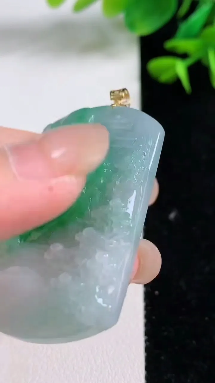 天然A货翡翠山水牌吊坠，尺寸47.8-31.5-5.3，重量:19.45g
8月15日