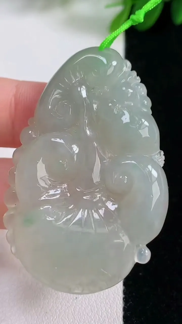 天然A货翡翠寿桃吊坠，尺寸51.7-31-5.6，重量:15.75g
8月15日