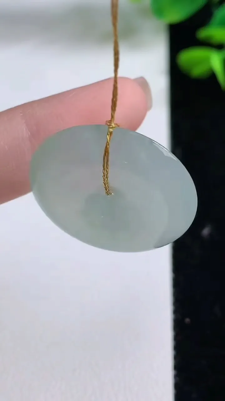 天然A货翡翠平安扣吊坠，尺寸24-5.4，重量:7.11g
8月15日