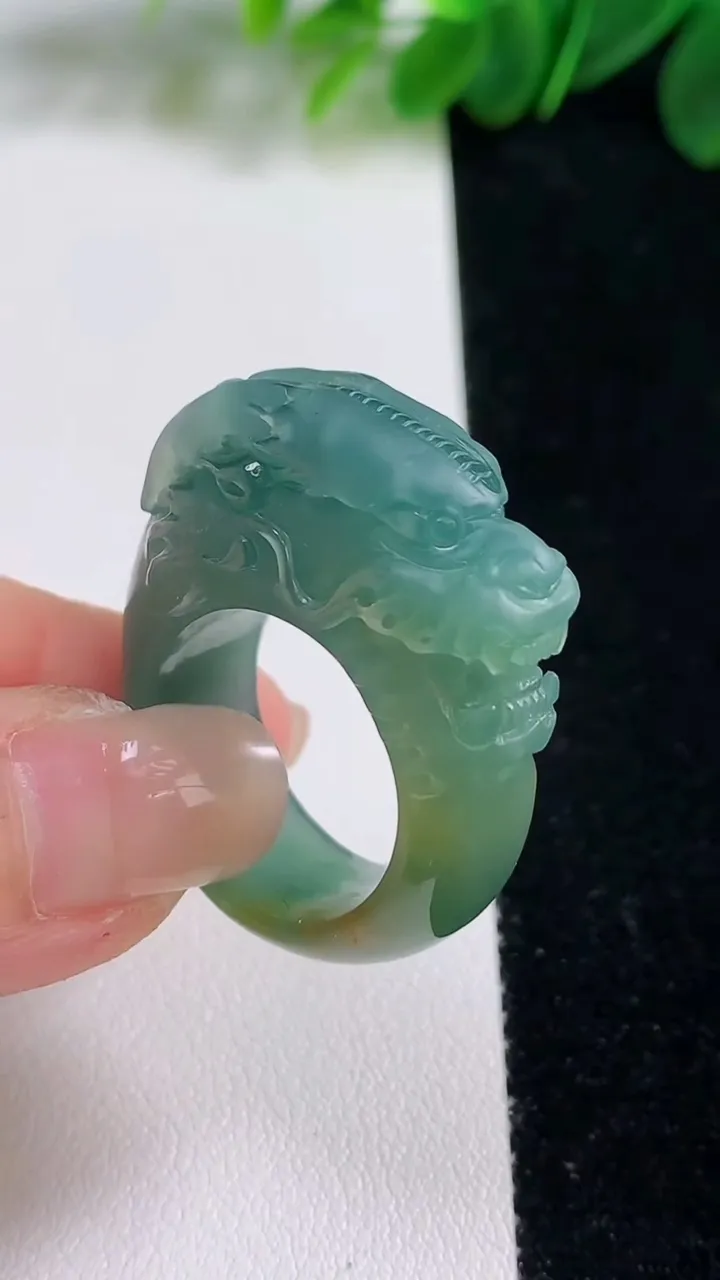 天然A货翡翠蓝水双彩祥龙指环扳指，尺寸19-35.6-11.5，重:15.55g2025年8月15日
工厂直销收藏佳品,种好水足，色泽均匀，有种有色，上手高大气！