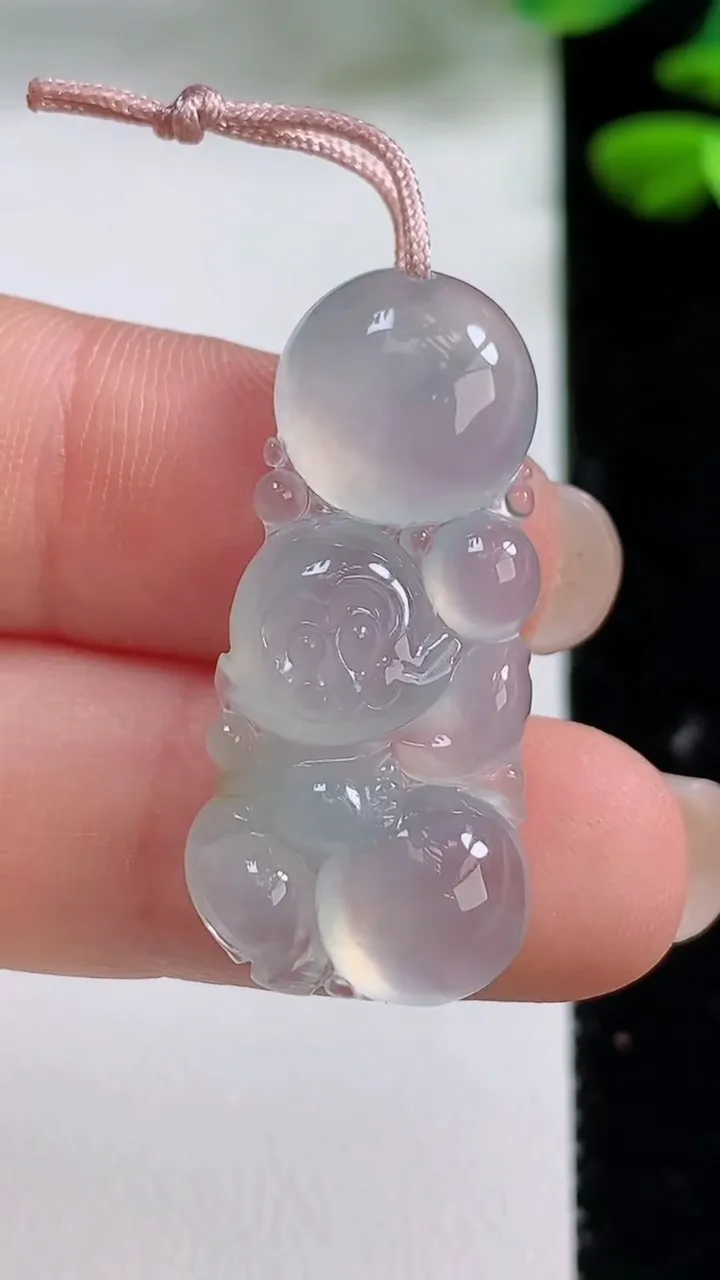 天然A货翡翠生肖猴吊坠，尺寸32-13.8-4.4，重量:4.24g
8月15日