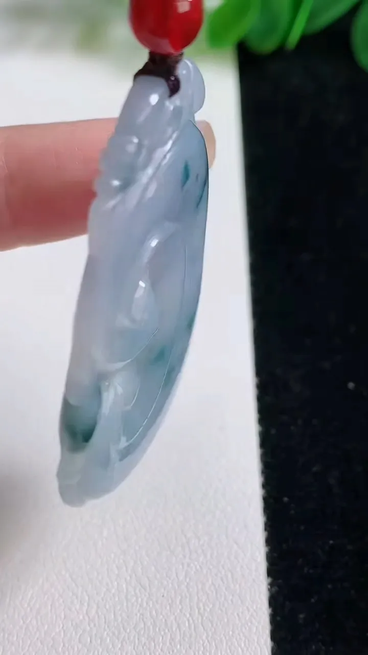 天然A货翡翠紫罗兰 飘花如意吊坠，尺寸52.4-32.7-6.2，重:16.80g
8月15日