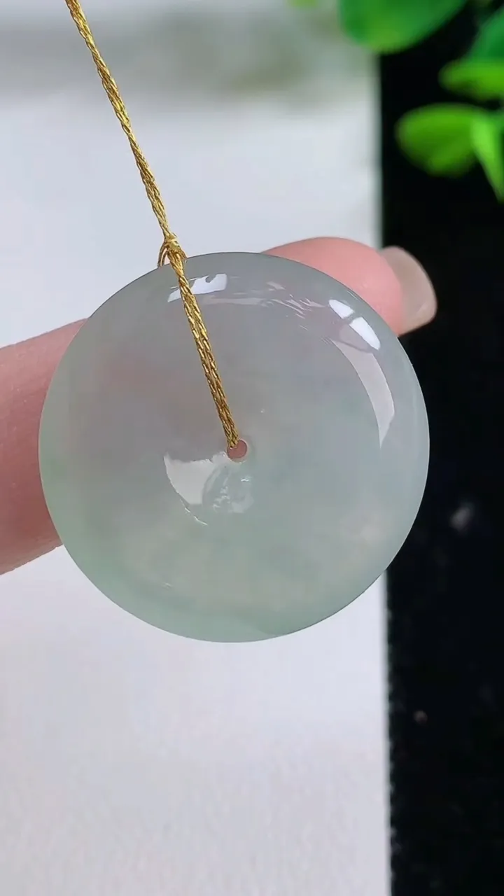 天然A货翡翠平安扣吊坠，尺寸24-5.4，重量:7.11g
8月15日