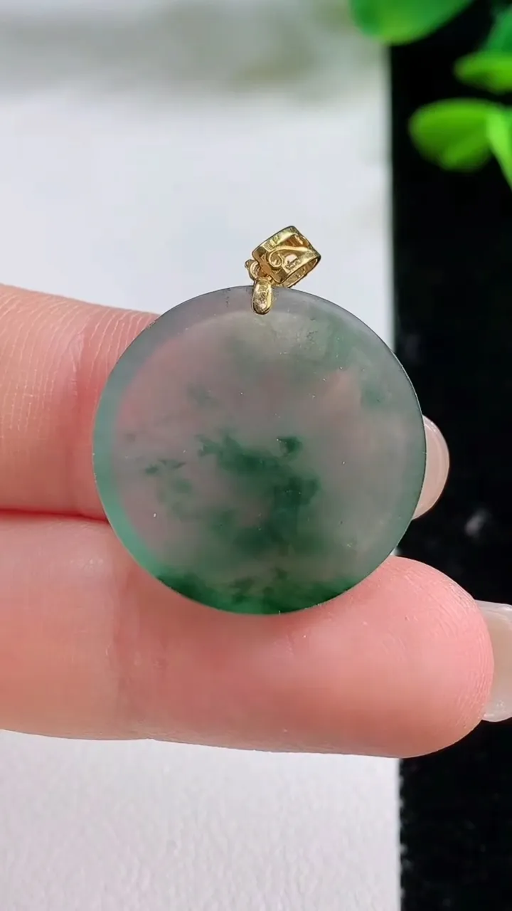 天然A货翡翠种飘花无事牌吊坠，尺寸21.7-2.5，重量:3.15g
8月15日